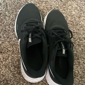 Wonen’s black Nike running shoes size 8.5 in great used condition.